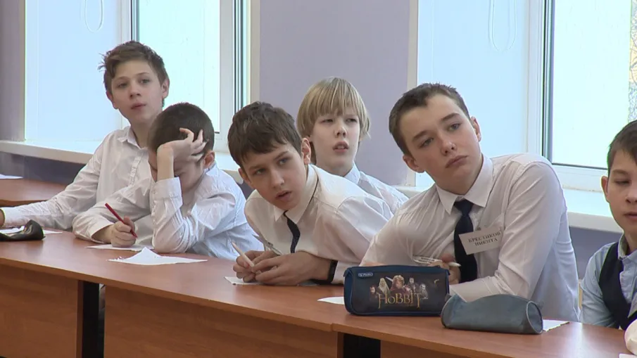 Нижегородские школьники на «Уроке цифры» узнали о видах киберугроз для мобильных устройств