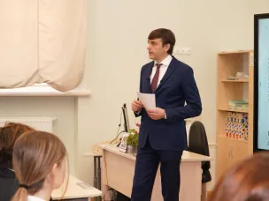 Сергей Кравцов провел занятие «Разговоры о важном» в преддверии Дня труда