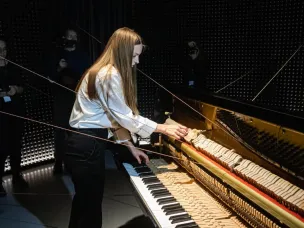 Выставка, посвящённая театру глухих и слабослышащих детей «Пиано», открылась в Арсенале