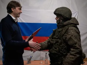 Министр просвещения вручил ведомственную награду учителю ОБЖ Геннадию Старунову