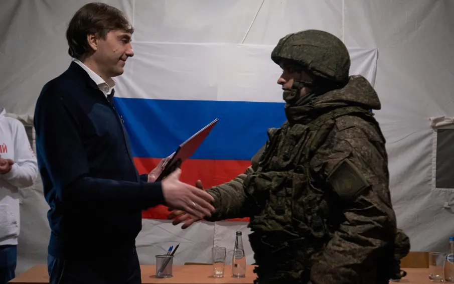 Министр просвещения вручил ведомственную награду учителю ОБЖ Геннадию Старунову