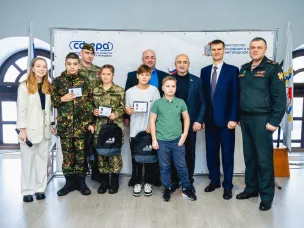 15 юным нижегородцам торжественно вручили первые паспорта в День Конституции России