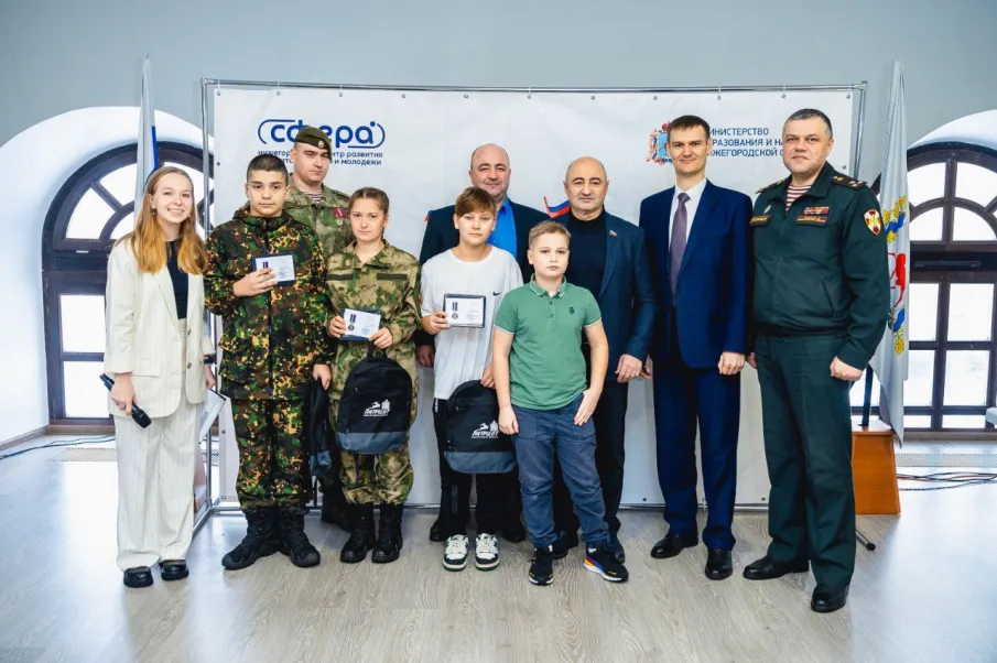 15 юным нижегородцам торжественно вручили первые паспорта в День Конституции России