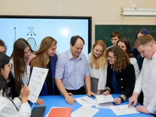 Школьники и выпускники могут поздравить педагогов с Днем учителя с помощью онлайн-сервисов