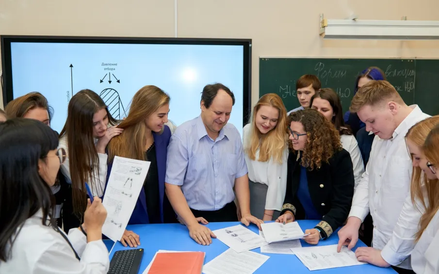 Школьники и выпускники могут поздравить педагогов с Днем учителя с помощью онлайн-сервисов