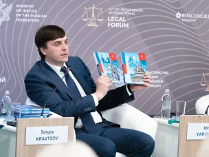 Сергей Кравцов представил новые учебники по обществознанию для 9-х и 10-х классов на Петербургском международном юридическом форуме
