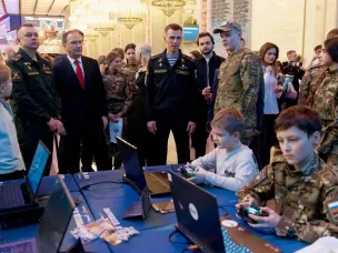 Нижегородская команда военно‑патриотического объединения «Зарничник‑1» Сосновской средней школы № 1 приняла участие в торжественной церемонии открытия третьего сезона Всероссийской военно‑патриотической игры «Зарница 2.0» в Москве.