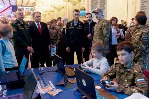 Нижегородская команда военно‑патриотического объединения «Зарничник‑1» Сосновской средней школы № 1 приняла участие в торжественной церемонии открытия третьего сезона Всероссийской военно‑патриотической игры «Зарница 2.0» в Москве.