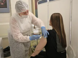 Сотрудники школ и дошкольных учреждений региона проходят ревакцинацию от коронавируса