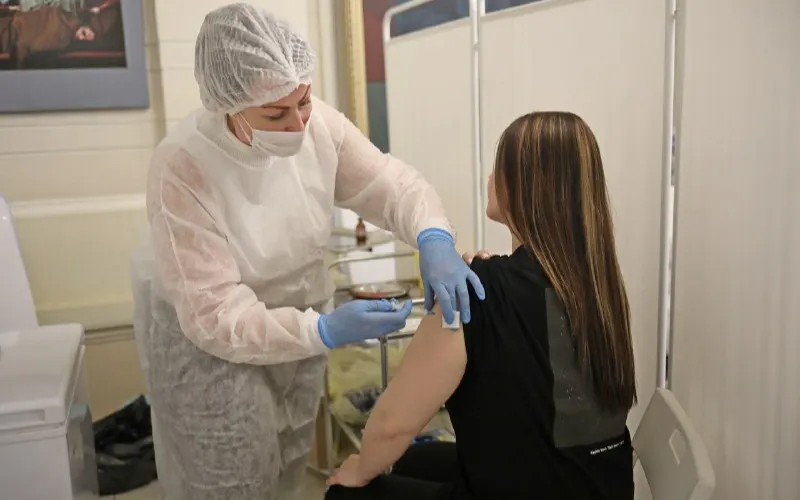 Сотрудники школ и дошкольных учреждений региона проходят ревакцинацию от коронавируса